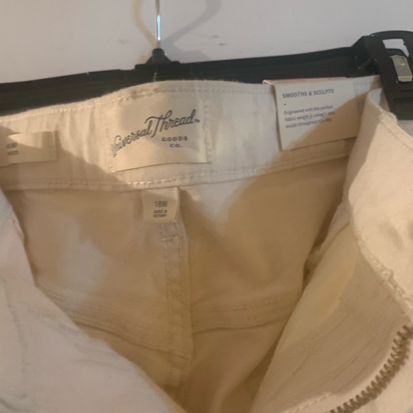 Universal Thread Beige Shorts, Size 18W NWT Never Worn. - Picture 5 of 5